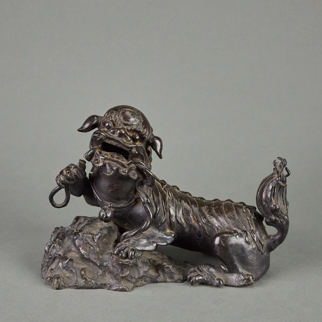 【预展】LOT 112225明代 铜卧狮香薰