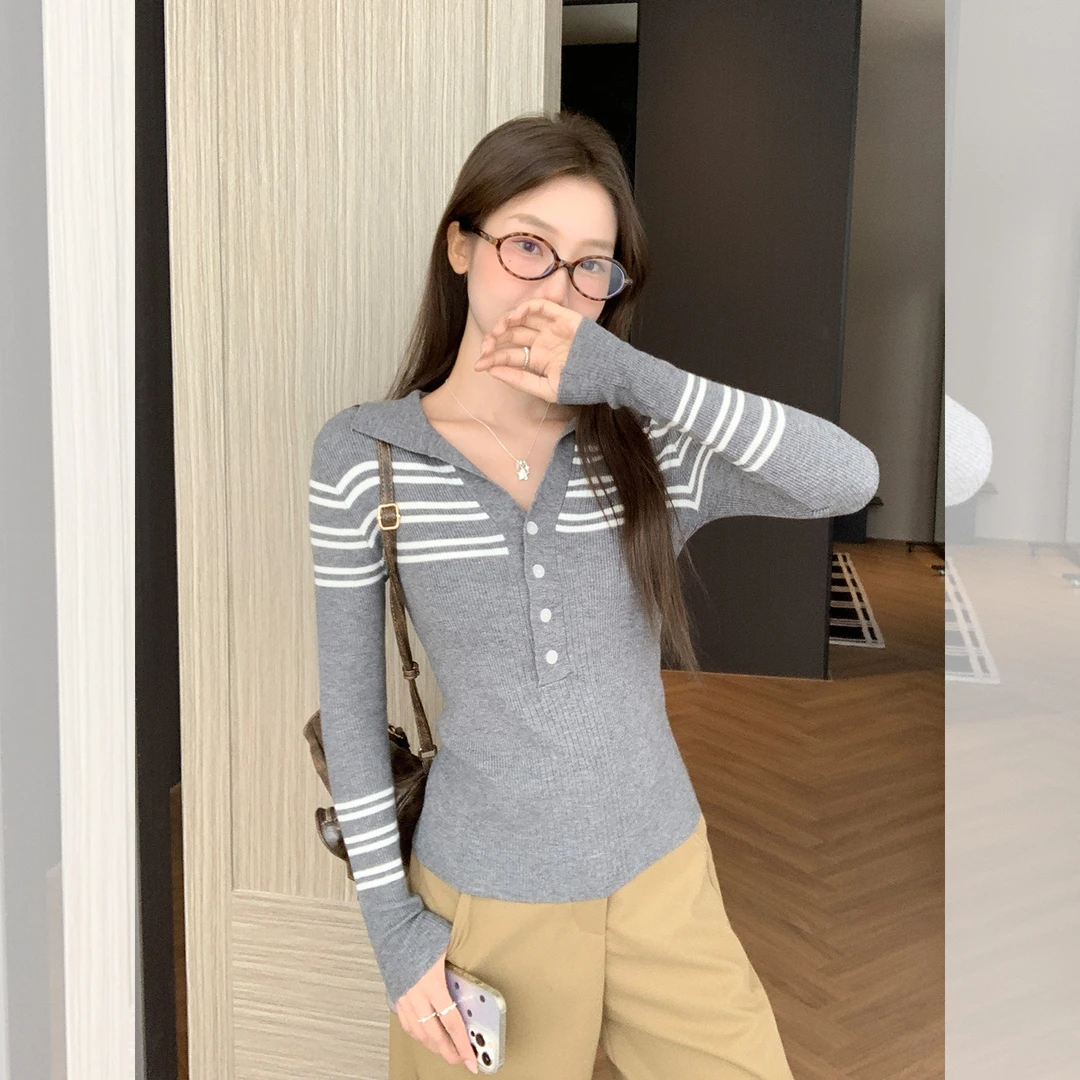 灰色条纹翻领针织衫长袖T恤女2025冬季穿搭修身纽扣内搭打底上衣