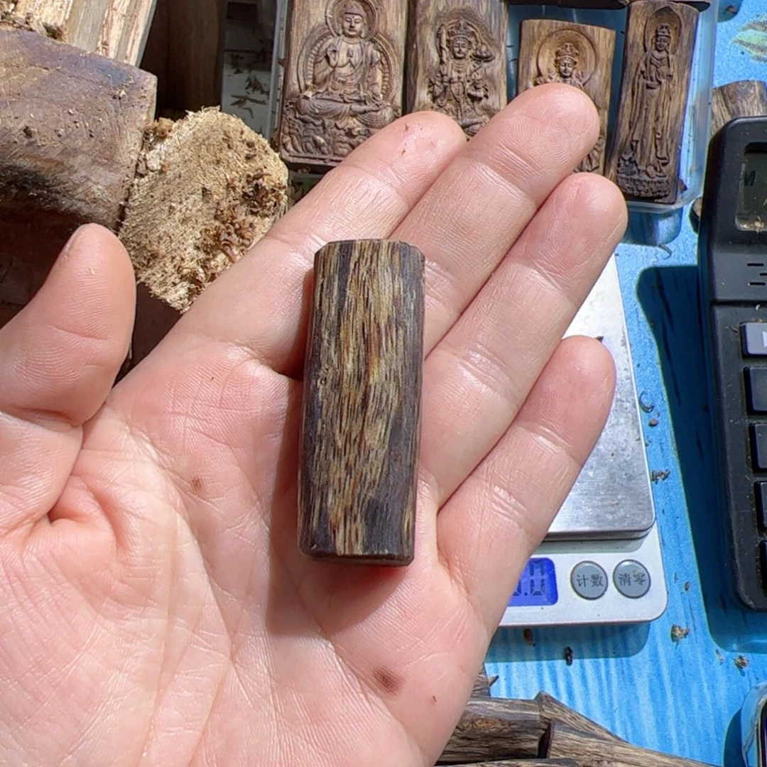 沉香吊坠乌身素牌6.2克