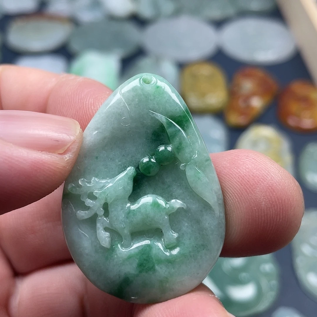 翡翠未镶嵌颈饰梅花鹿