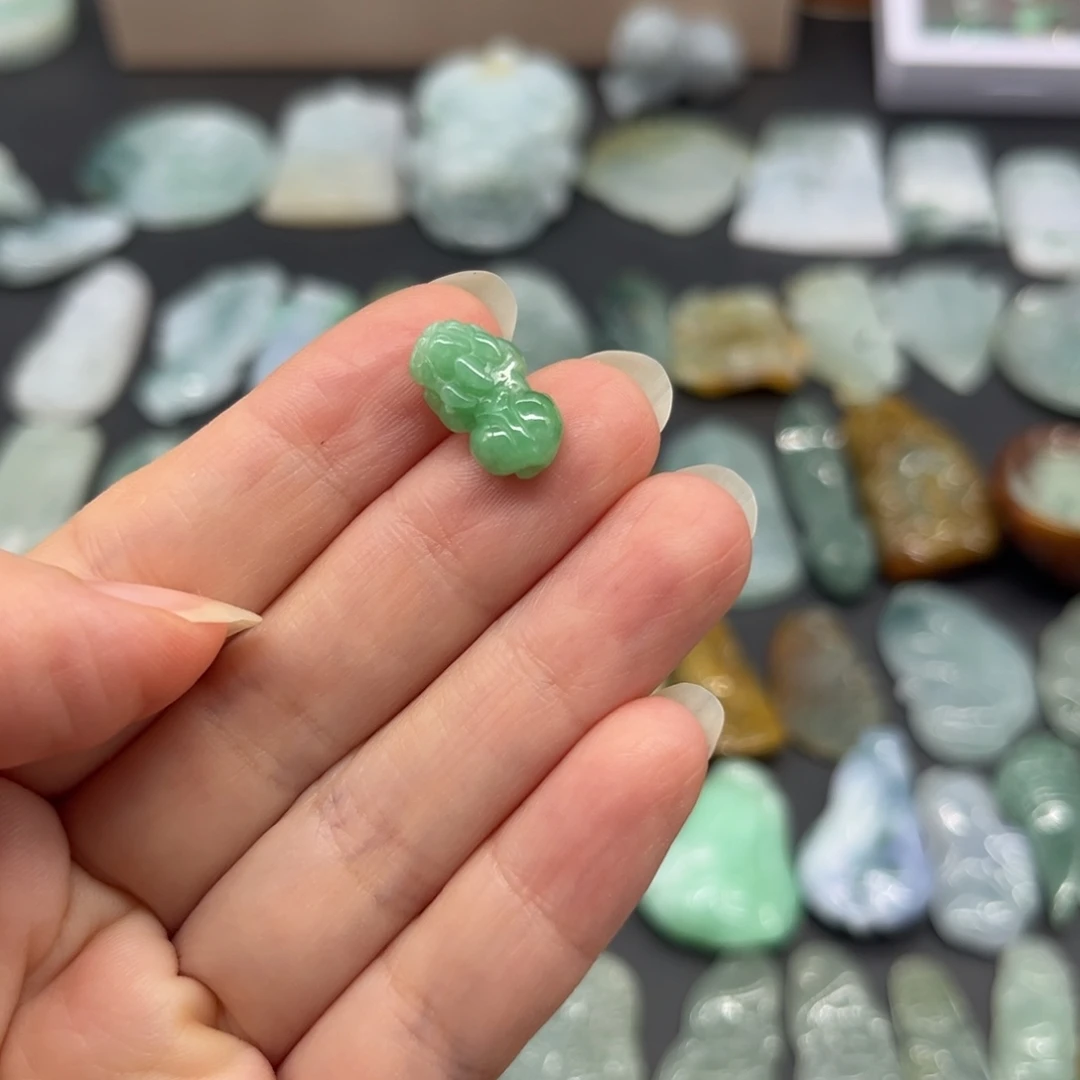 翡翠未镶嵌颈饰貔貅