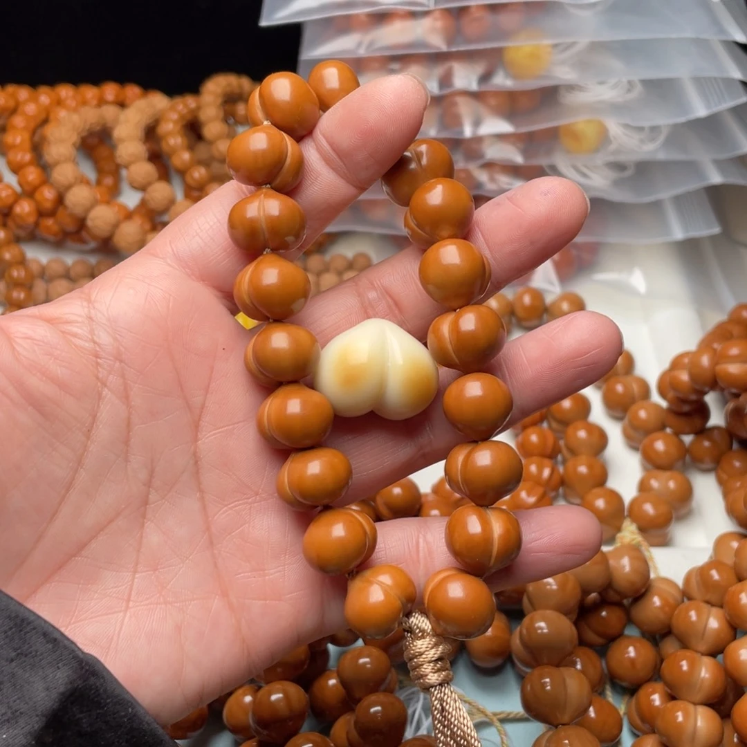 猴头核桃吊坠聚宝盆