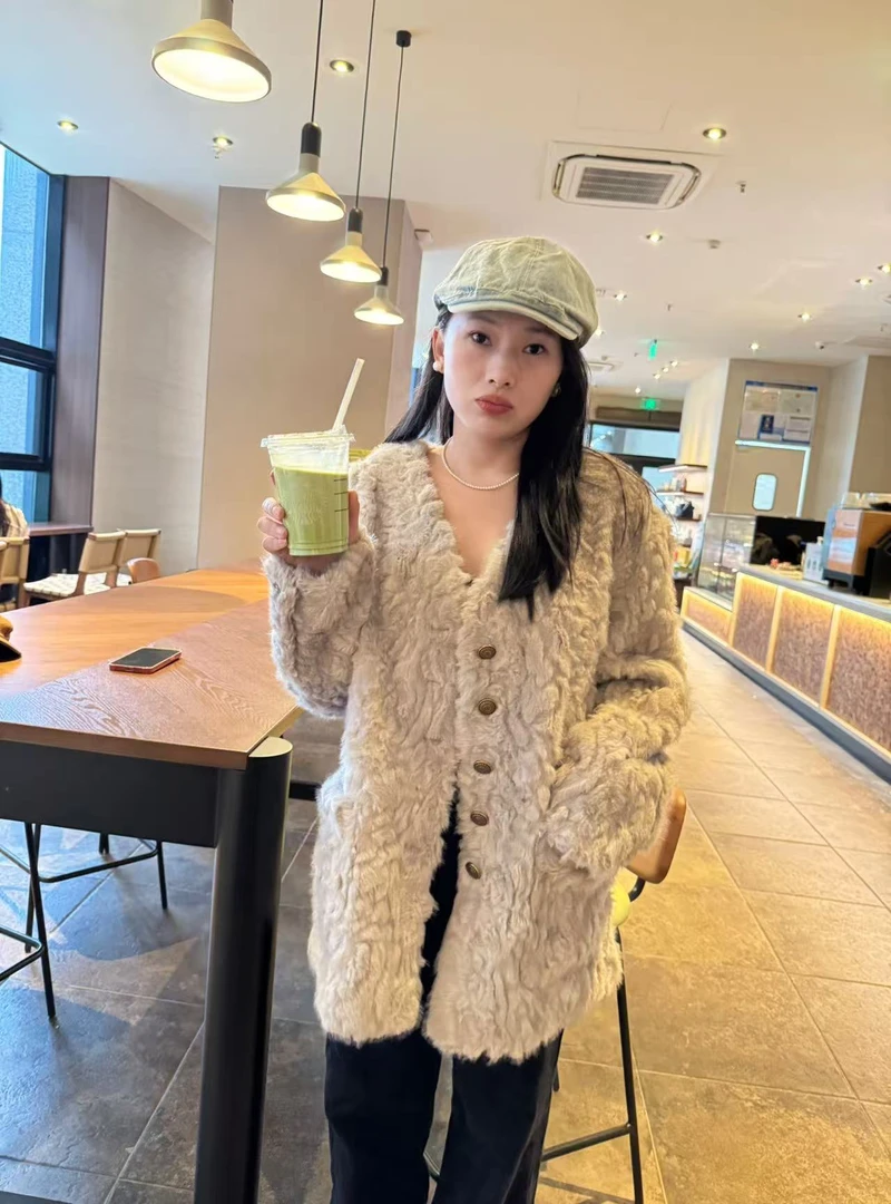 【冰冰专属】V领小湖羊中长时尚皮毛2025一体女士休闲轻奢外套
