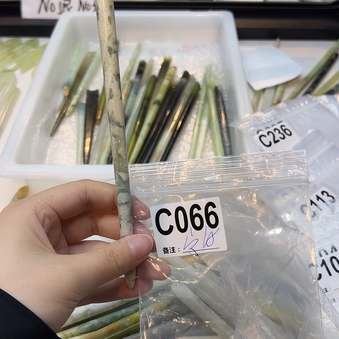 宁***悦未镶嵌蛇纹石玉发饰