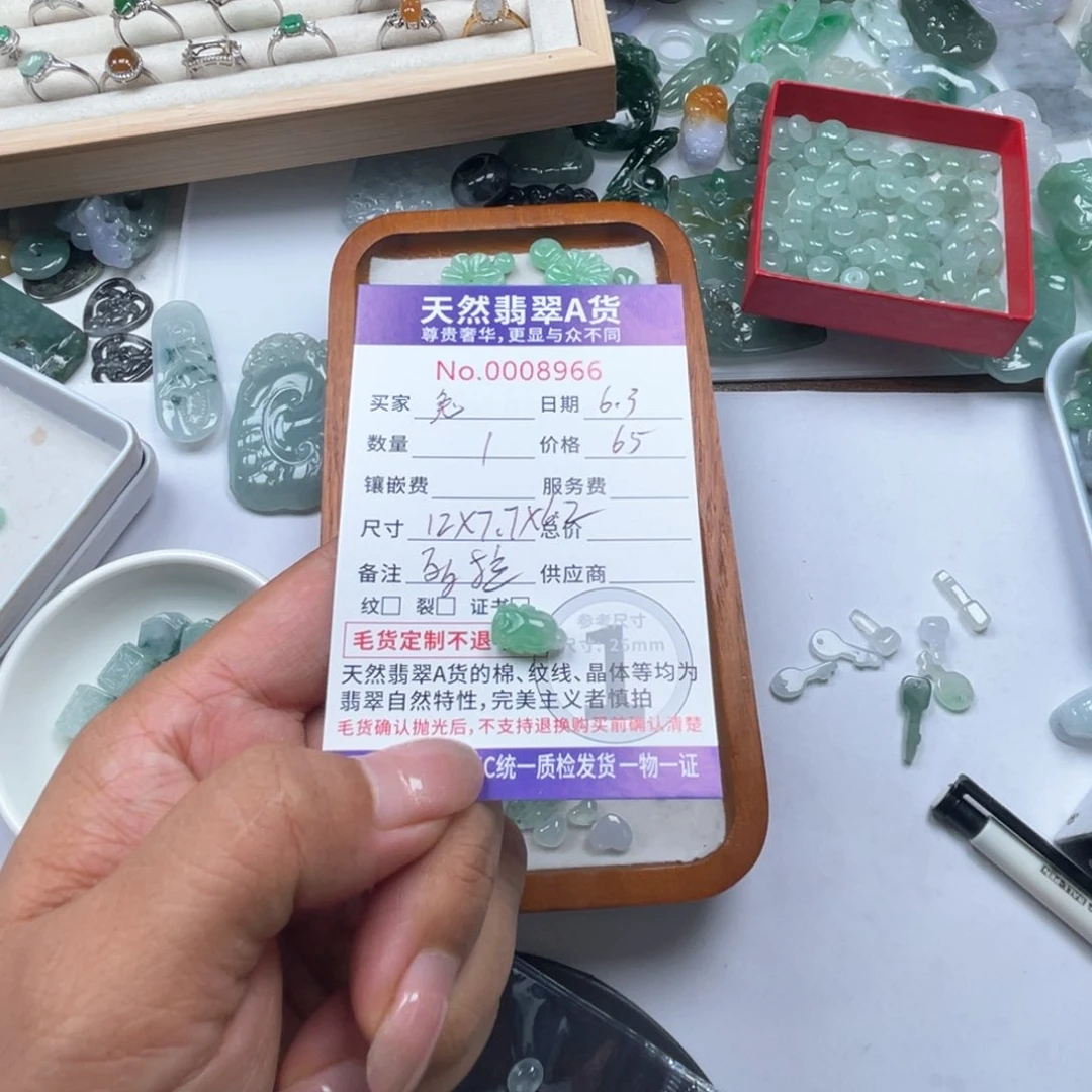 翡翠未镶嵌颈饰兔**丽