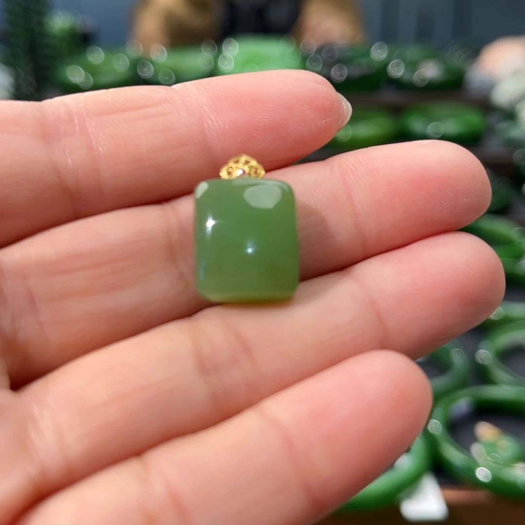 颈饰18K金镶嵌和田玉（碧玉）