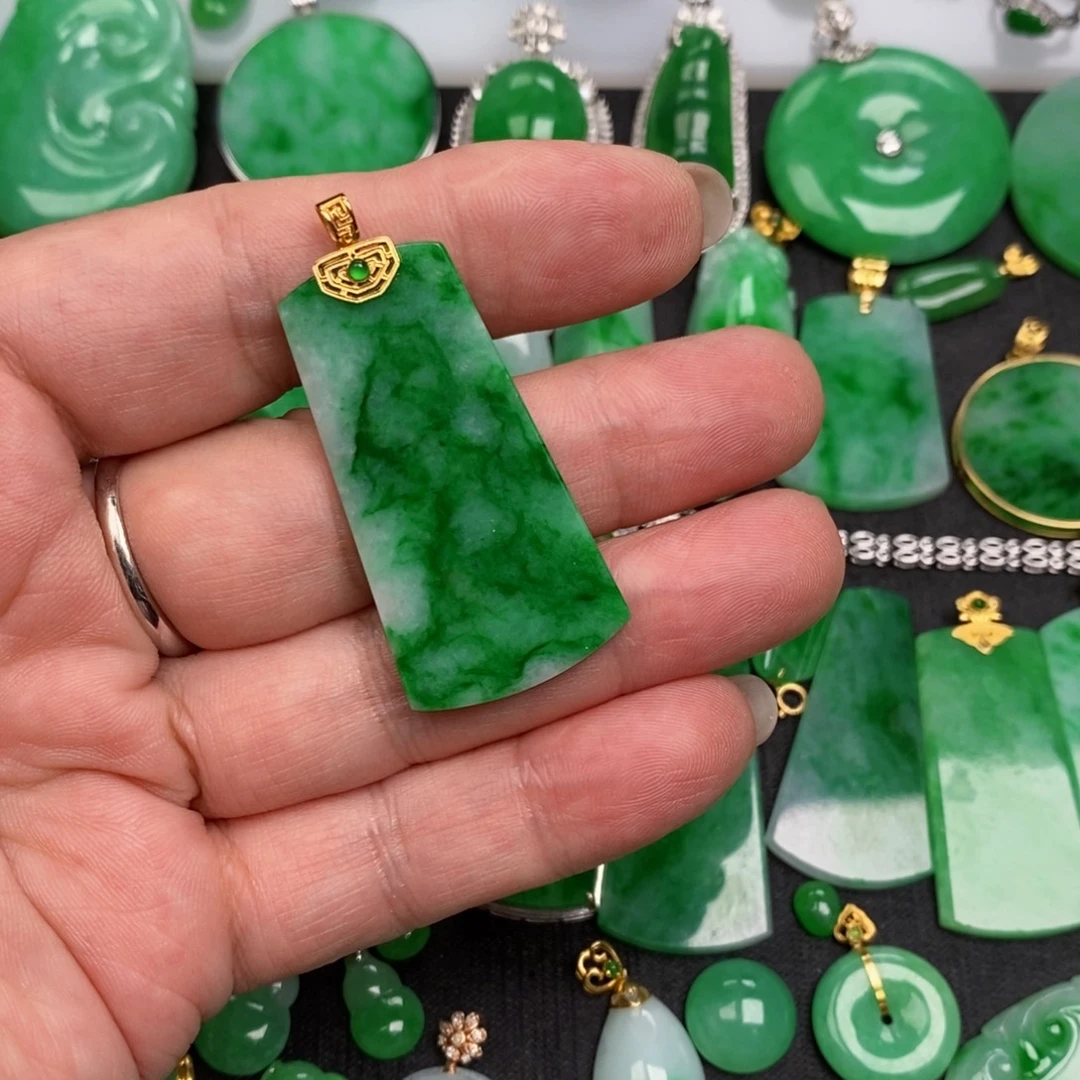 翡翠18K金镶嵌颈饰翡翠