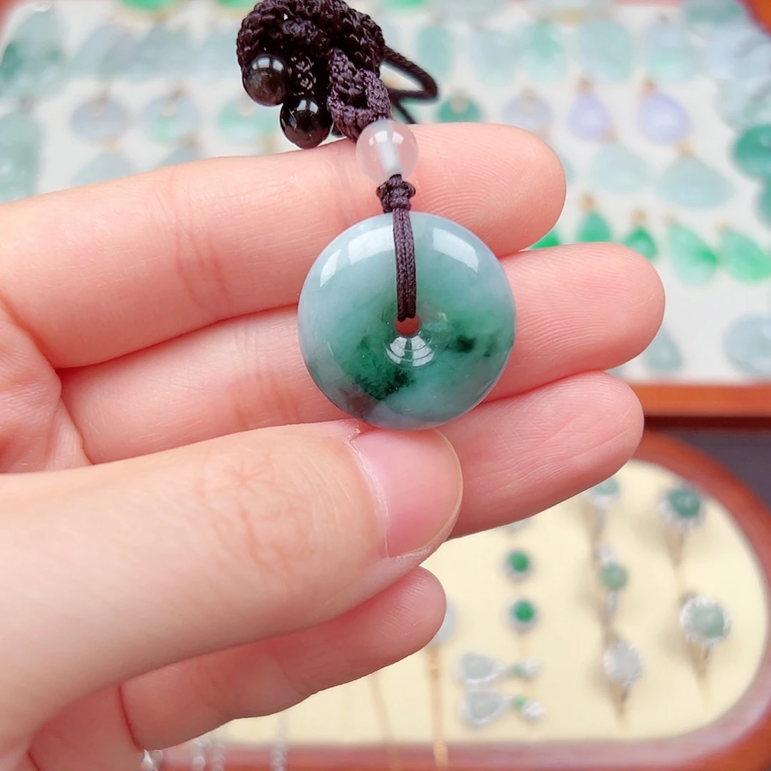 翡翠颈饰未镶嵌平安扣