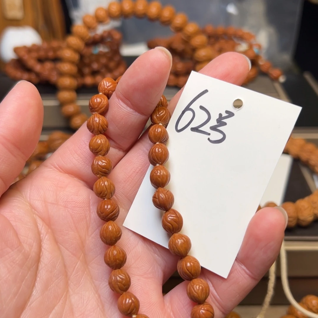 唐***人桃核吊坠秦岭龙纹桃核7小奶豆手持