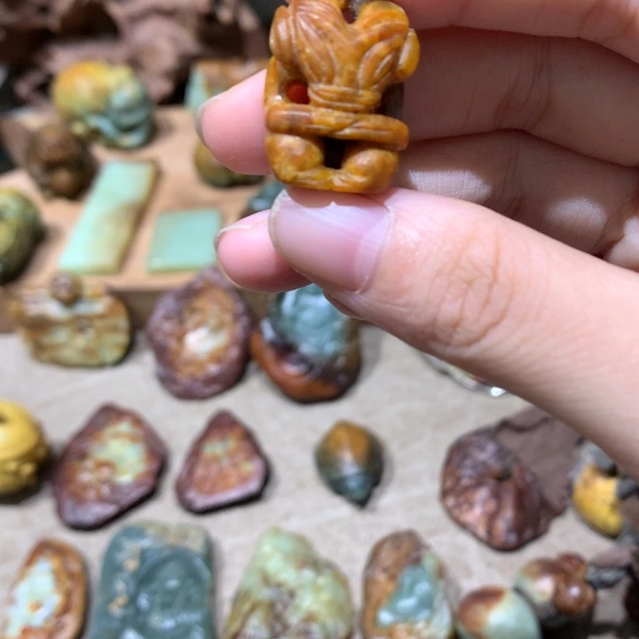 未镶嵌岫岩河磨玉（透闪石质玉）挂件