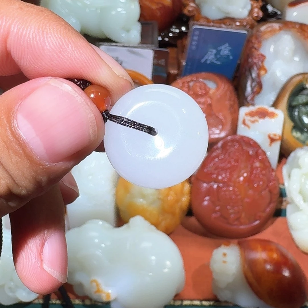 透闪石质玉未镶嵌挂件土*