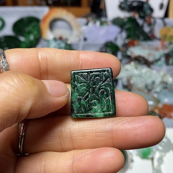 翡翠未镶嵌吊坠(赠链)