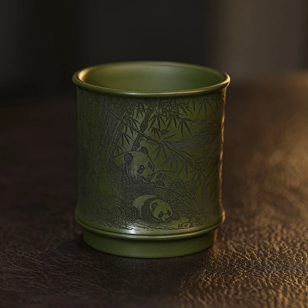 宜兴紫砂茶具  原矿墨绿泥泥料刻绘大熊猫竹节杯紫砂主人杯