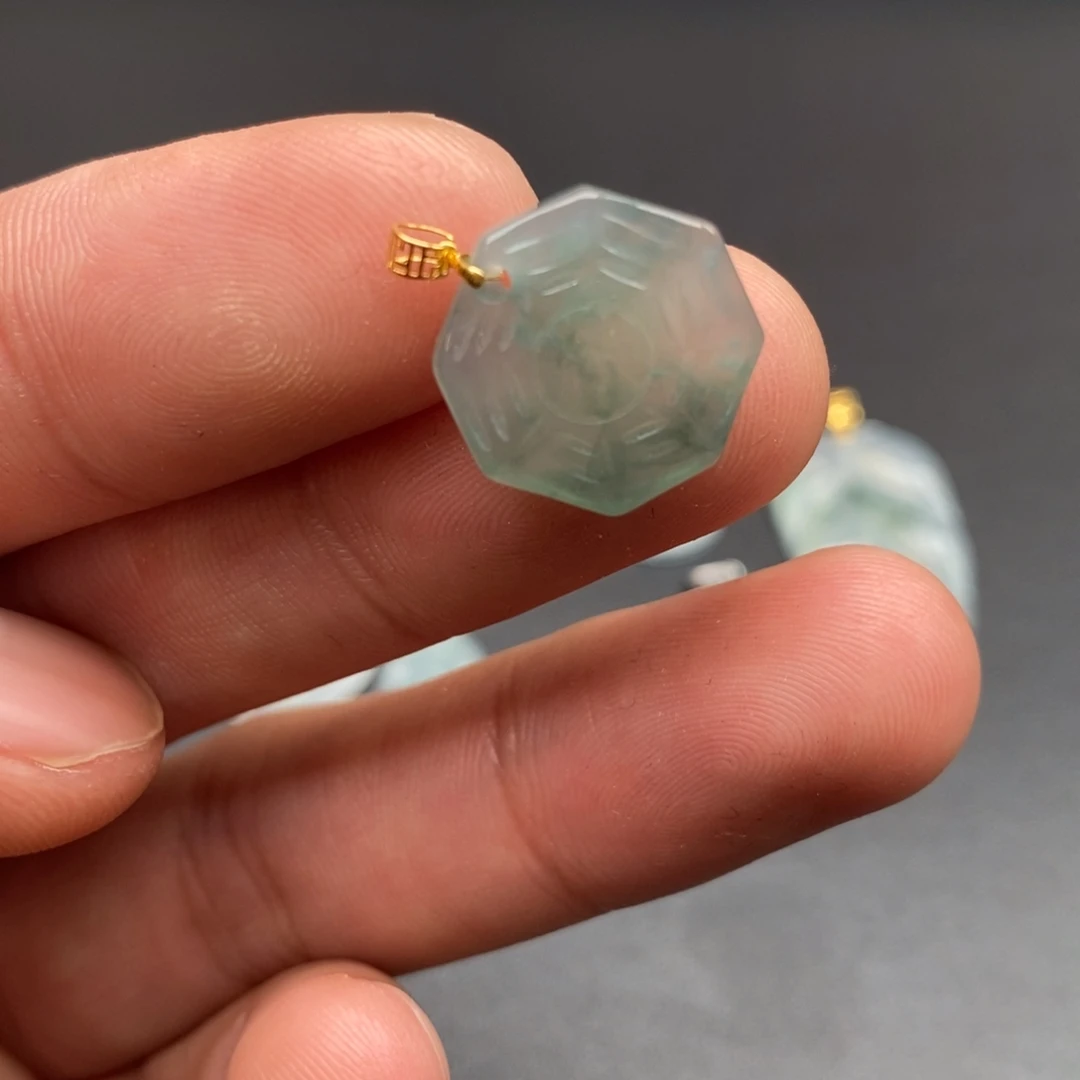 颈饰18K金镶嵌翡翠