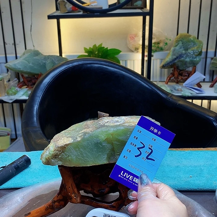 偏***你蛇纹石玉未镶嵌原石