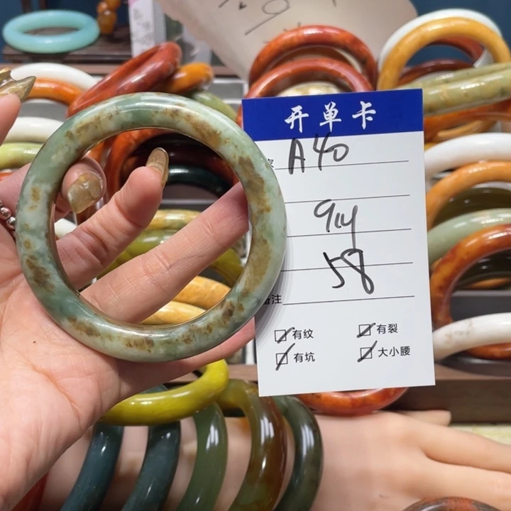 蛇纹石玉手镯未镶嵌小**。