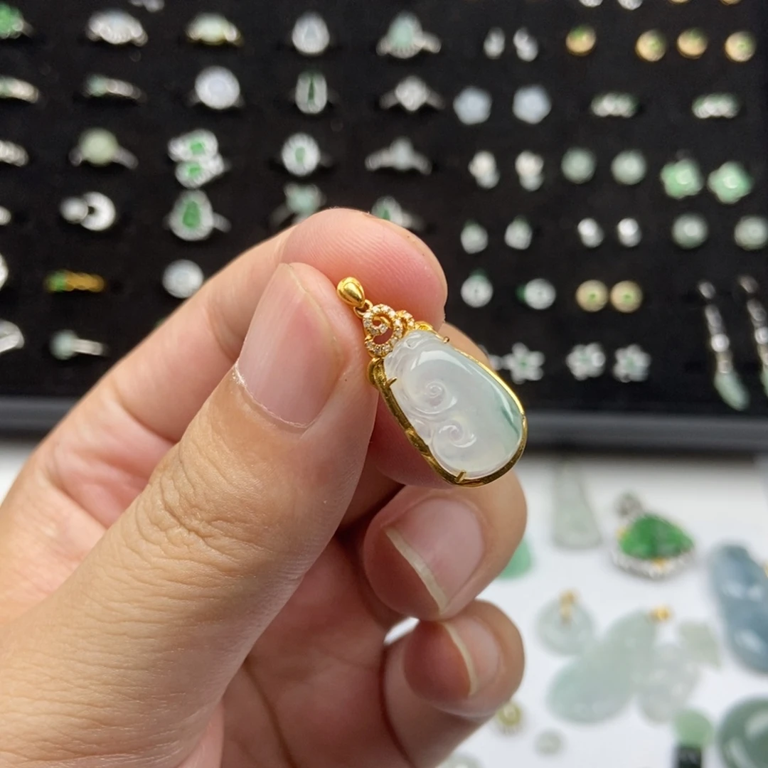 翡翠18K金镶嵌颈饰