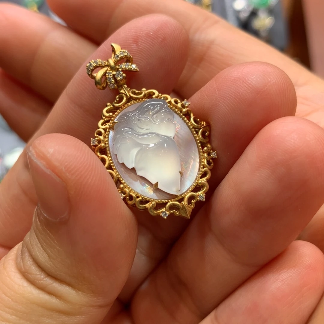 翡翠18K金镶嵌颈饰吊坠