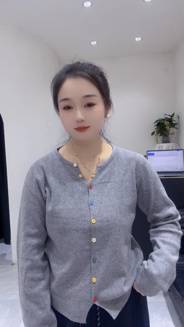 乐其家 春款彩扣针织毛衣（衣长61）