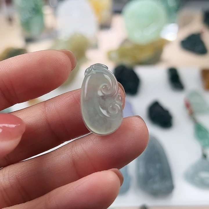 翡翠未镶嵌颈饰如意