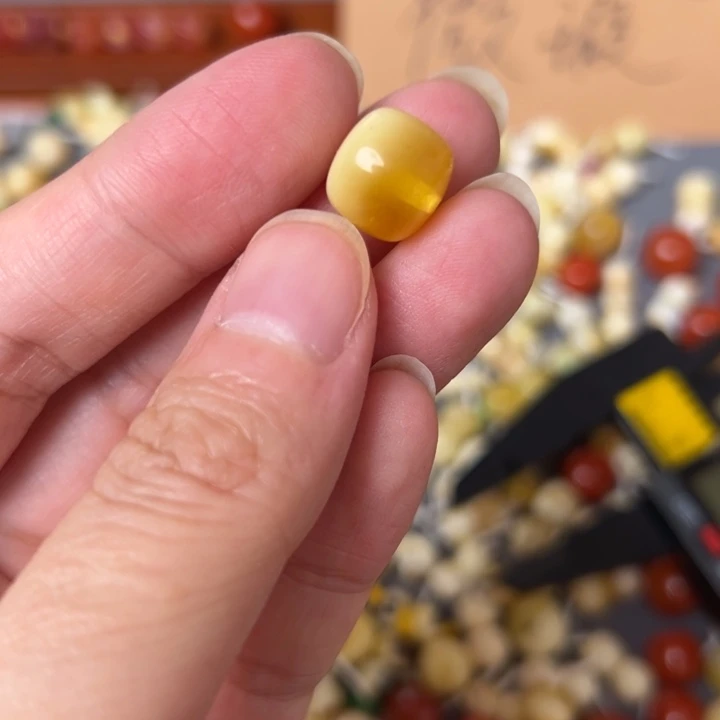蜜蜡未镶嵌裸石11.2mm一个