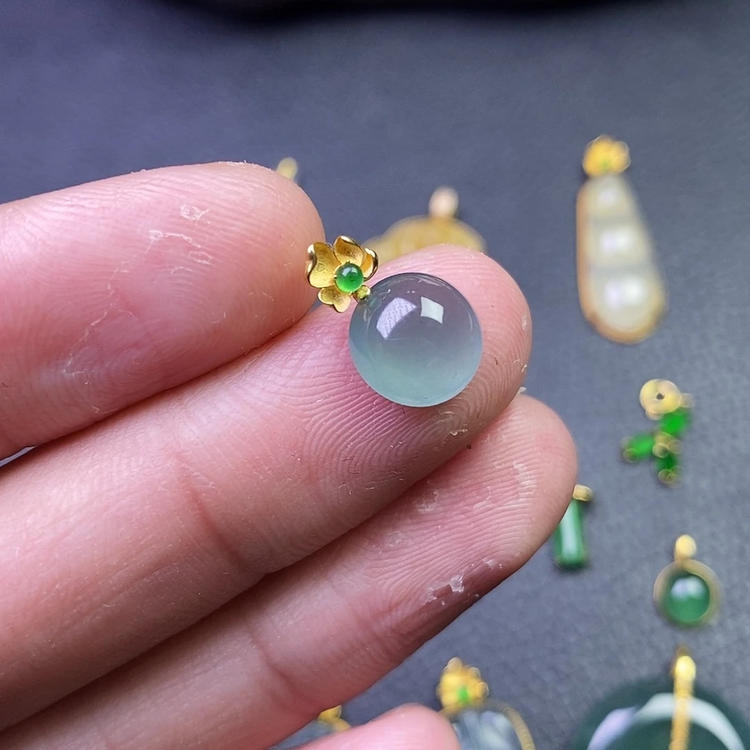 颈饰18K金镶嵌翡翠