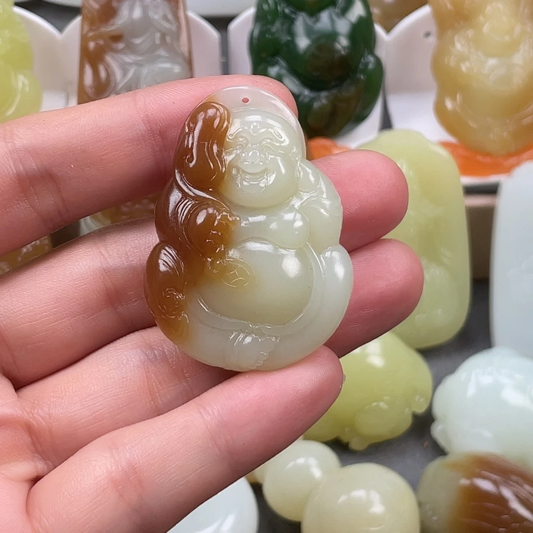 钱***e颈饰未镶嵌和田玉