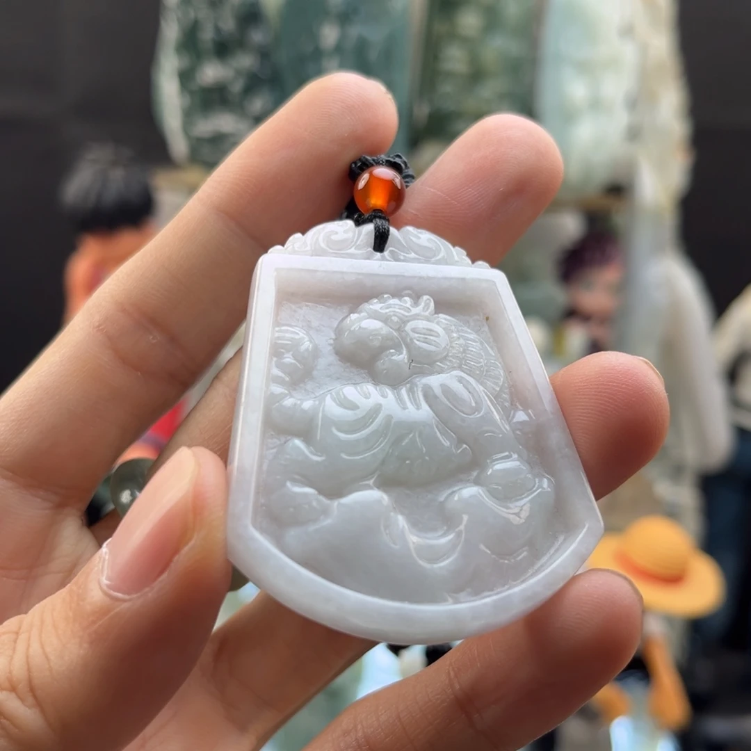 颈饰未镶嵌翡翠虎牌