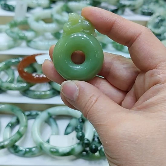 岫玉未镶嵌颈饰岫玉