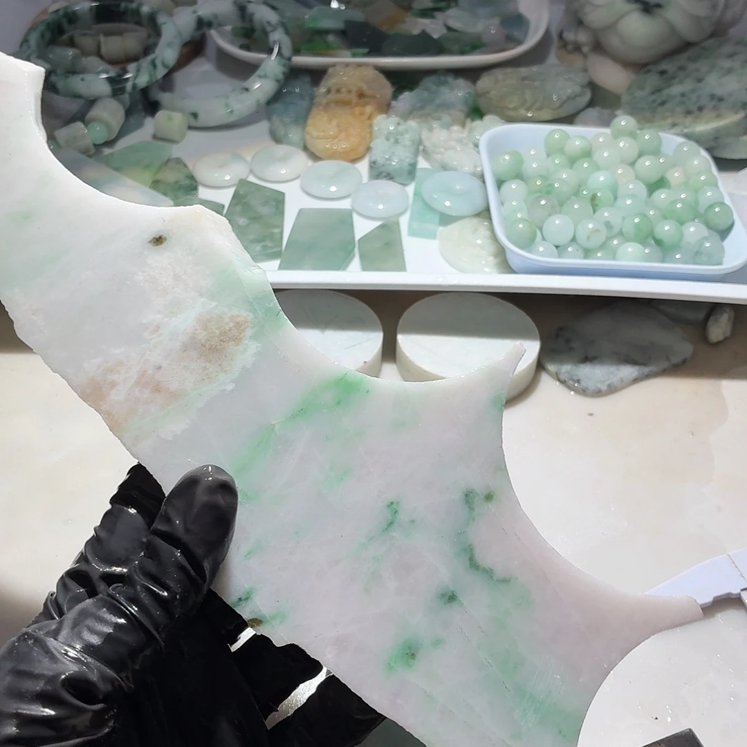 翡翠未镶嵌颈饰边角料