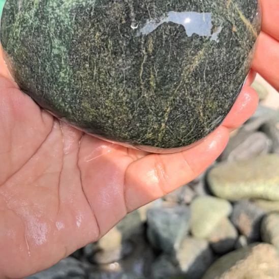 迈***克有机玻璃藏玉药王石原石手把件一个