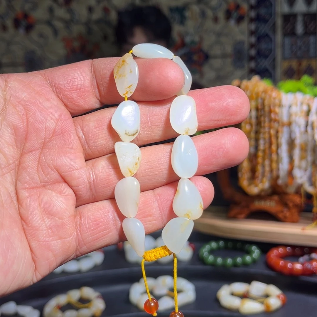 颈饰未镶嵌和田玉（糖玉）