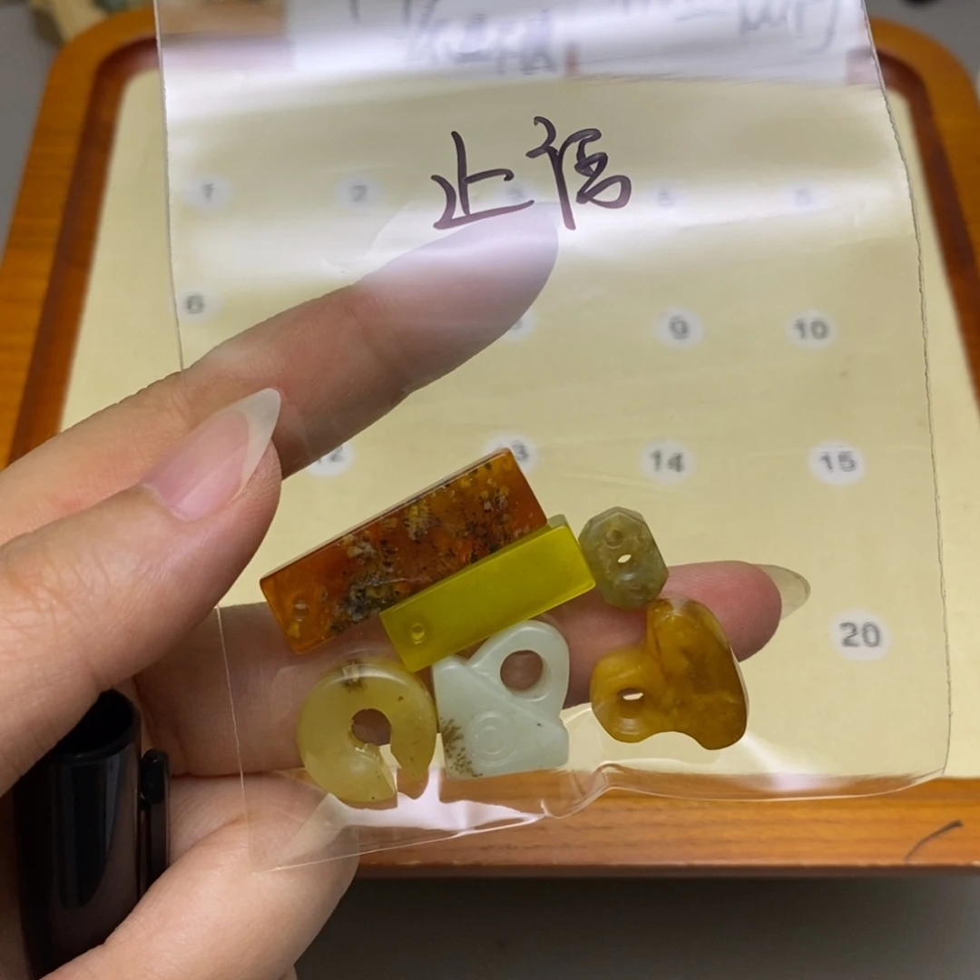 未镶嵌岫玉配饰止***?