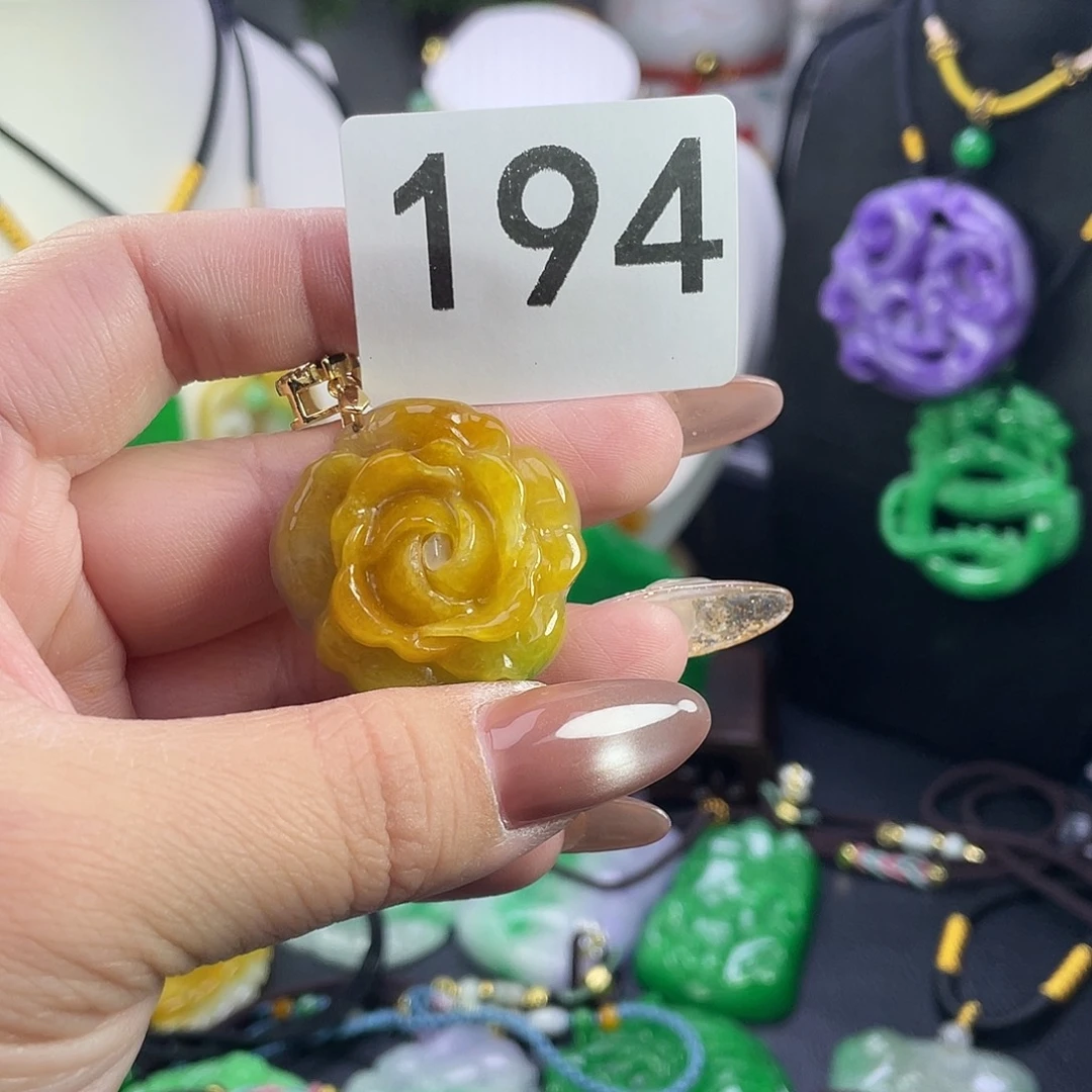 翡翠未镶嵌吊坠(赠链)