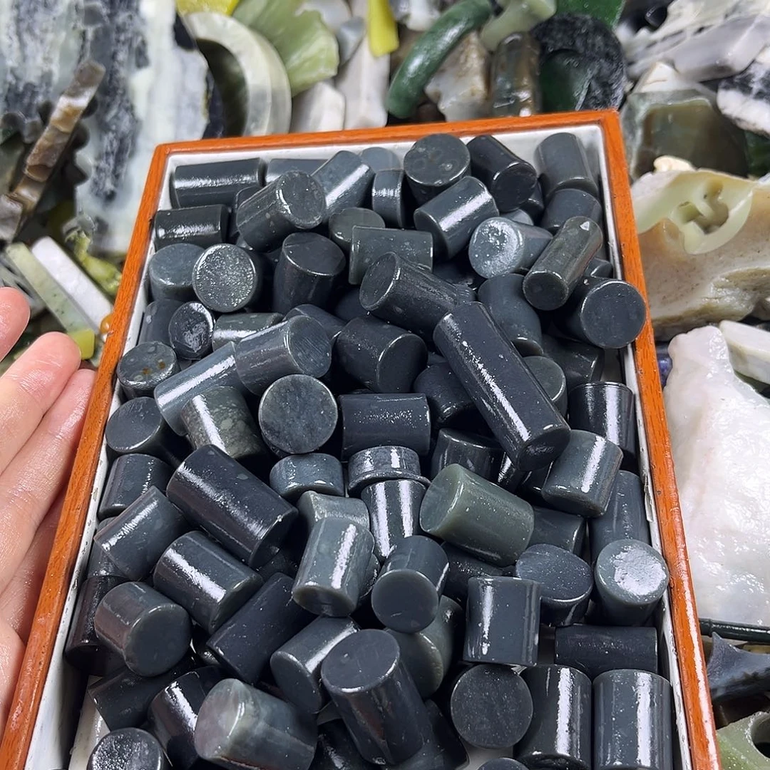 颈饰未镶嵌和田玉（糖玉）