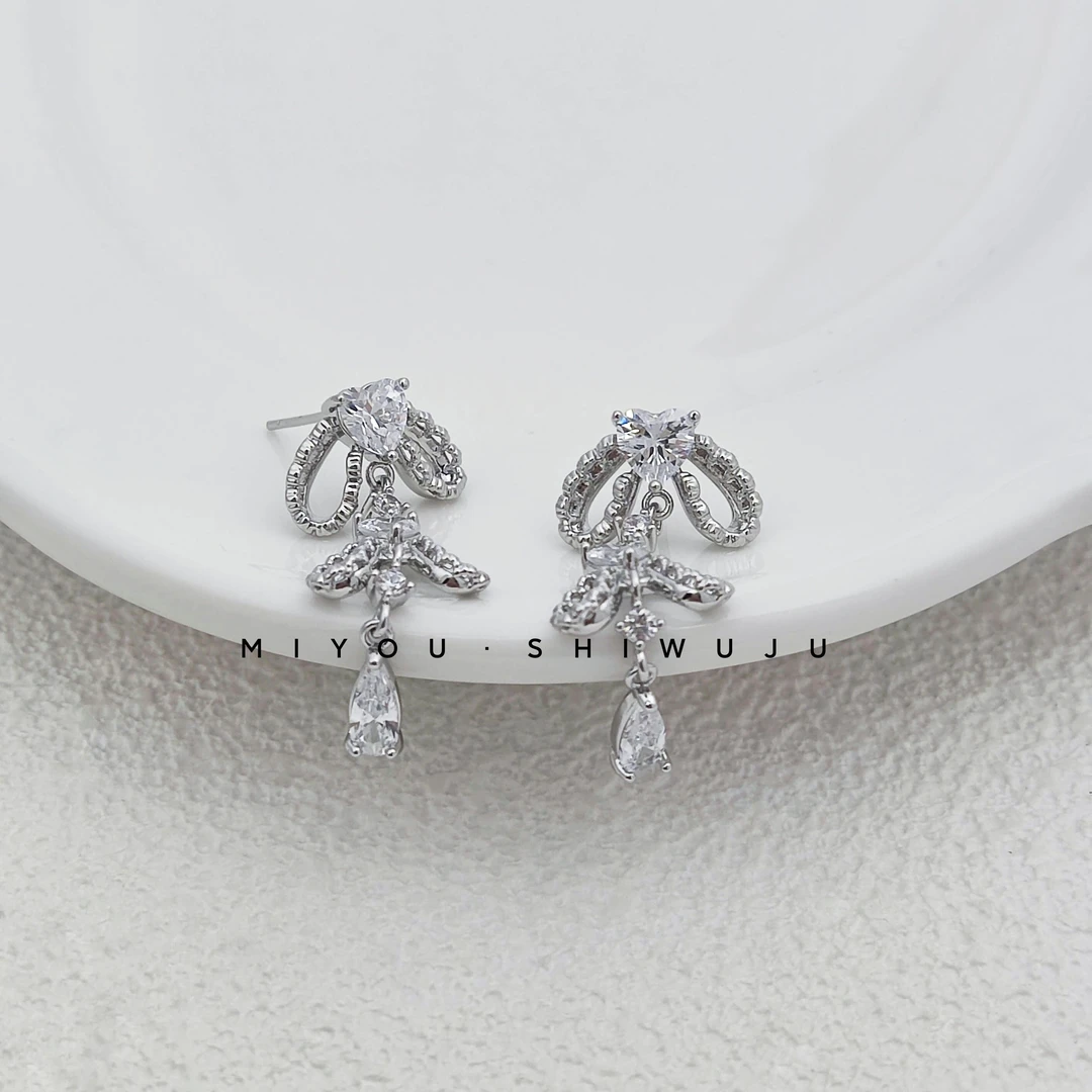 铜合金耳饰 MIYOU铜银色兔耳朵流苏满钻耳钉女款时尚轻奢气质