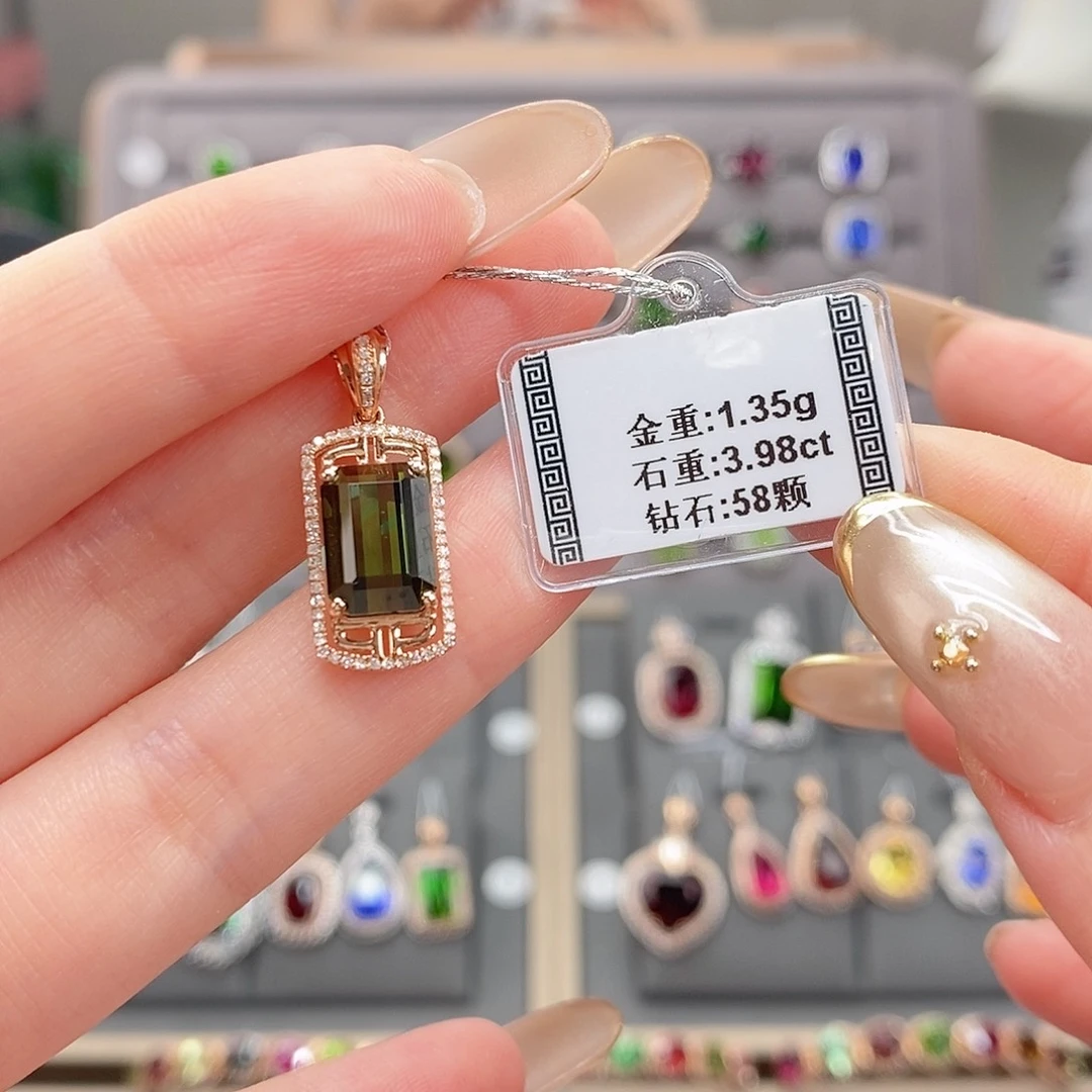 18K金镶嵌颈饰碧玺3.98。