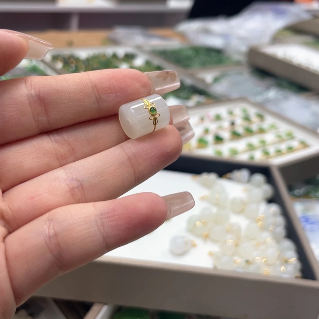 颈饰18K金镶嵌和田玉