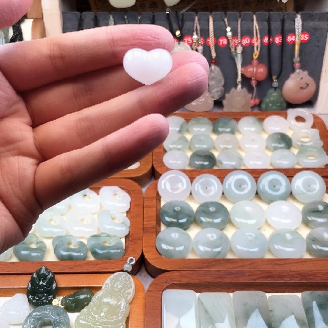 石英质玉合金颈饰