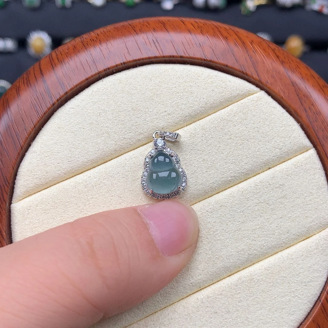 翡翠银S925镶嵌颈饰有裂