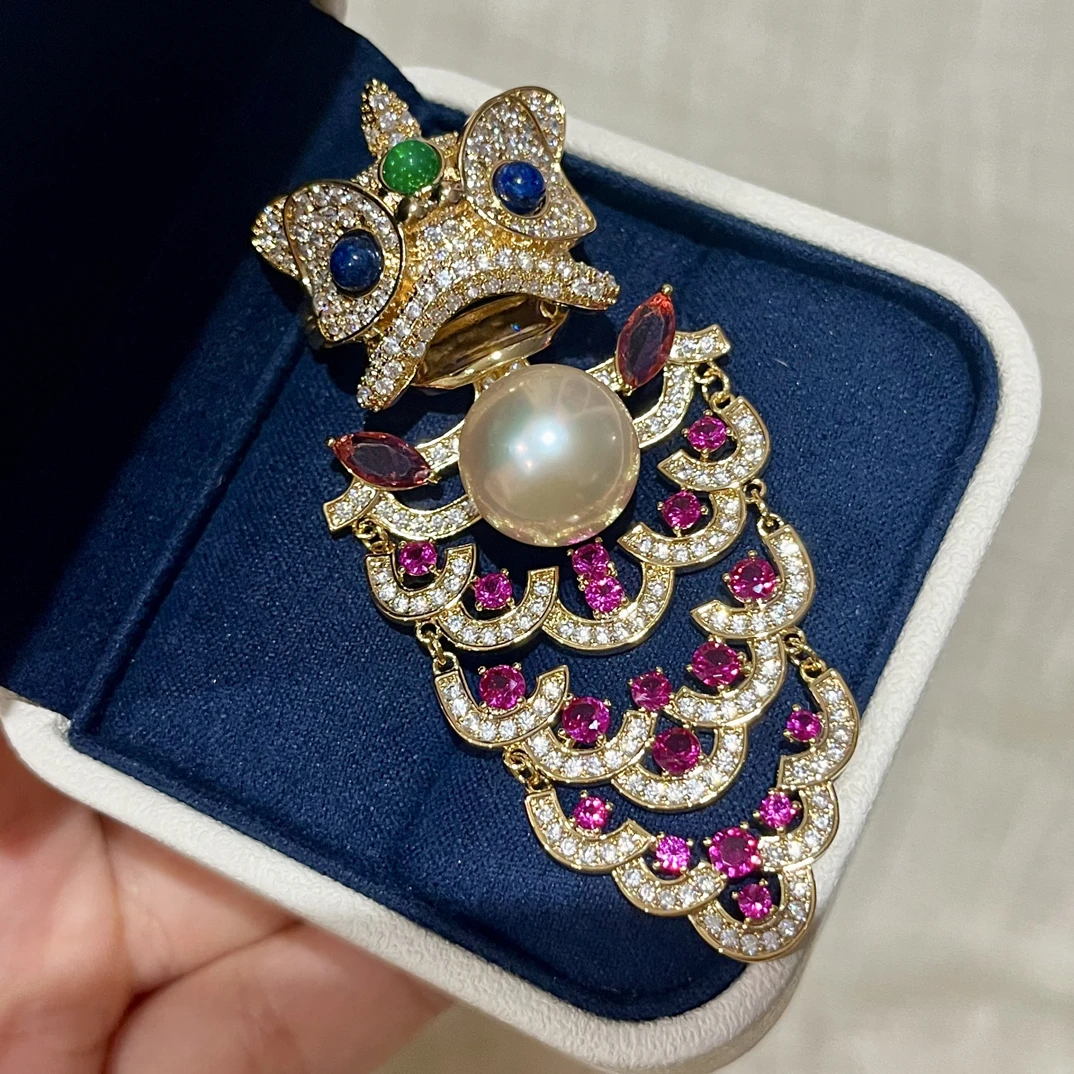 镶嵌彩色女王红色复古貔貅珍珠胸针13-14mm