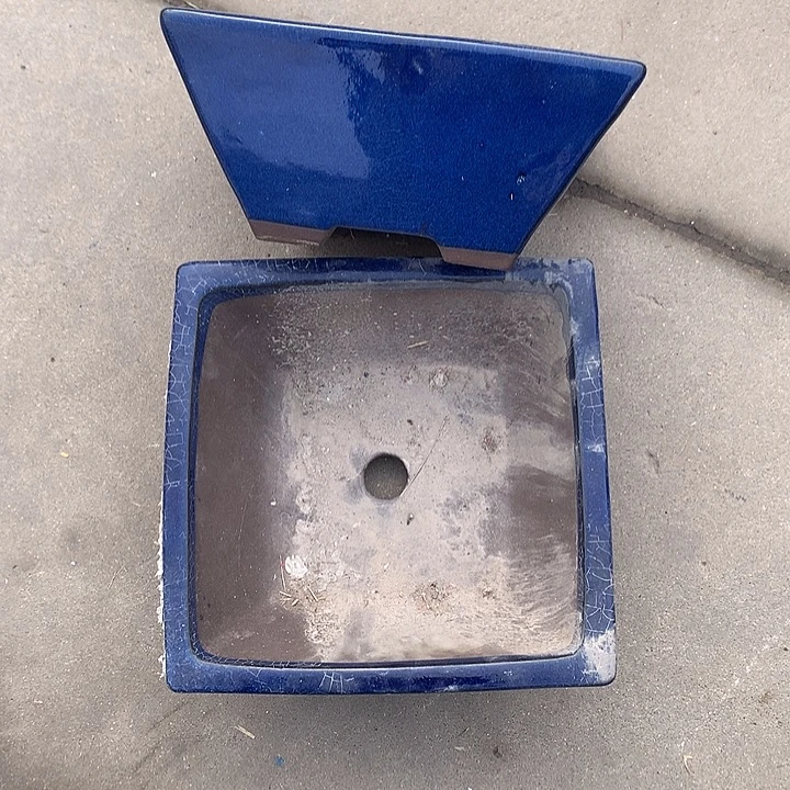 和***祥花盆紫砂50/2。    26-12。 微瑕。