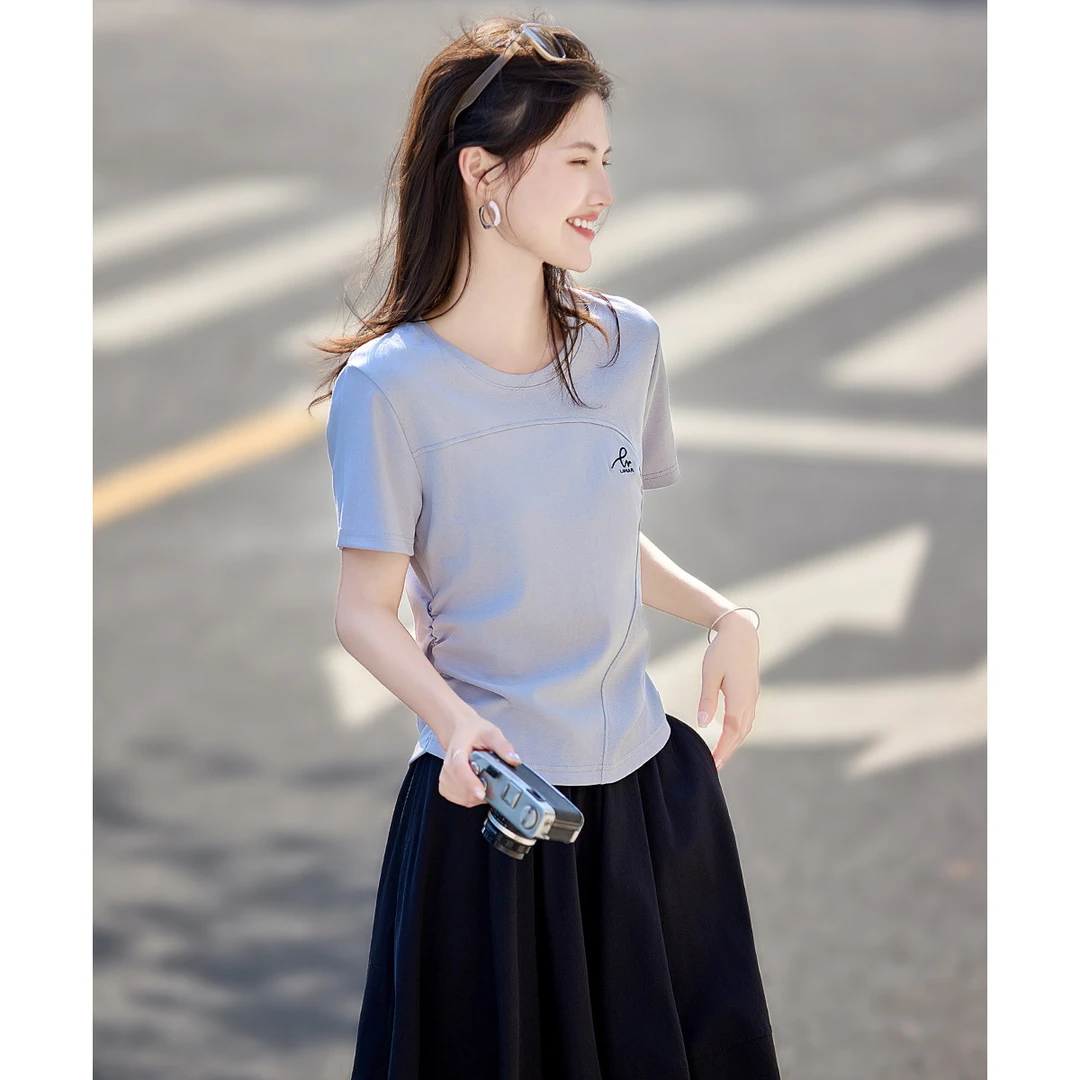 尚静纯色极简风刺绣字母T恤2025夏季新款时尚收腰曲线拼接褶皱