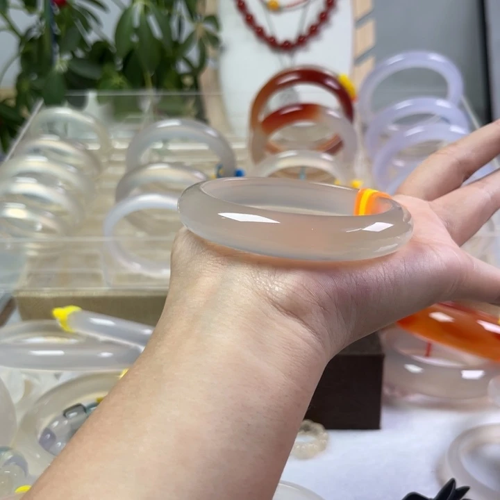 你***别玛瑙/玉髓未镶嵌手镯