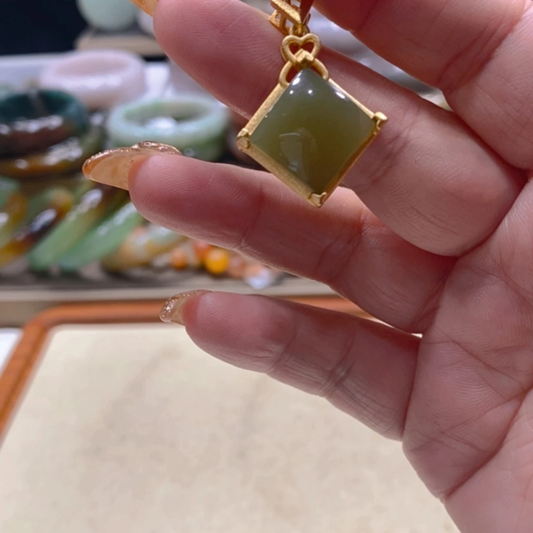 【闪购商品】未镶嵌手镯石英质玉