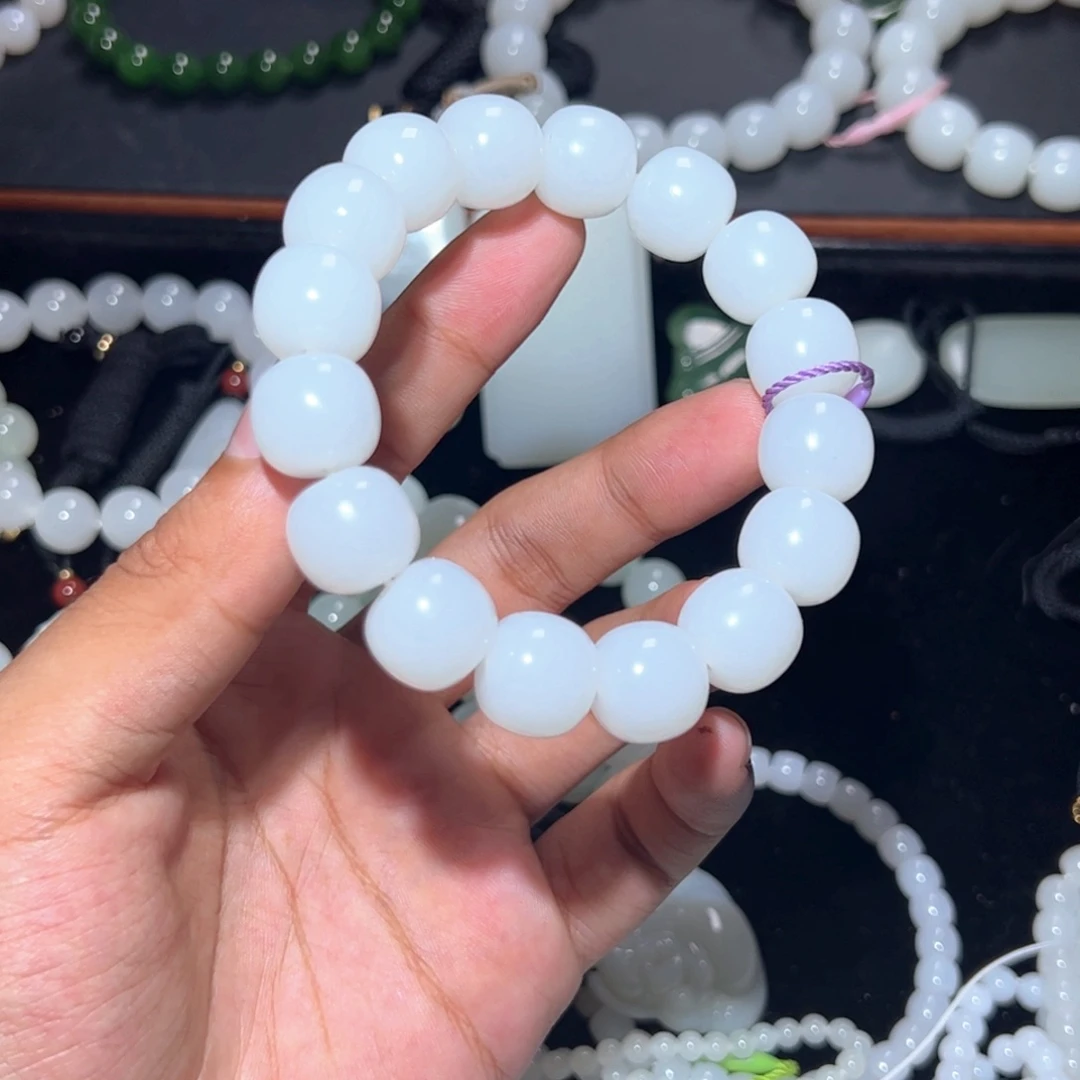 狗***包和田玉未镶嵌颈饰