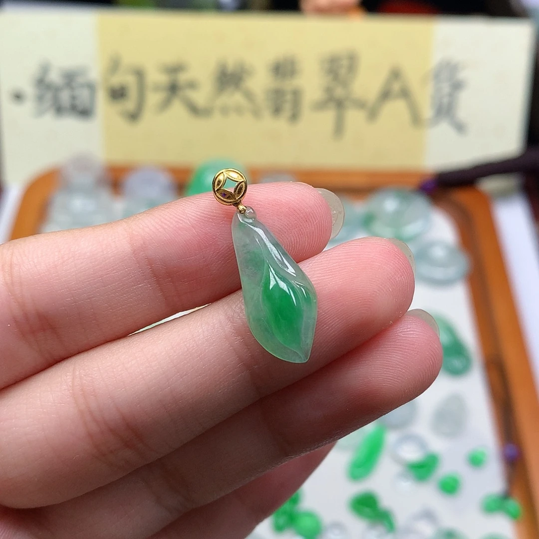 翡翠裸石18K金镶嵌缅甸天然A货翡翠阳绿兰花