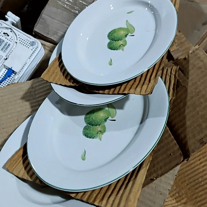 摆件盘子碗茶壶啥都有