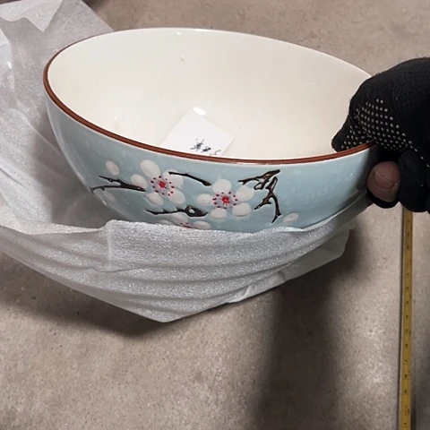 微瑕，不能明火。口径20厘米，高度8，2460，蓝色