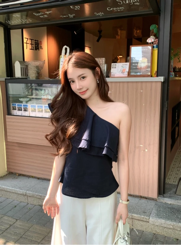 【霸王别姬】斜肩不对称设计感女新款荷叶边设计感上衣+白休闲裤